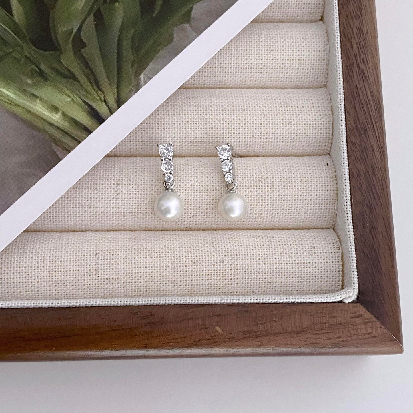 Raya Freshwater Stud Earring